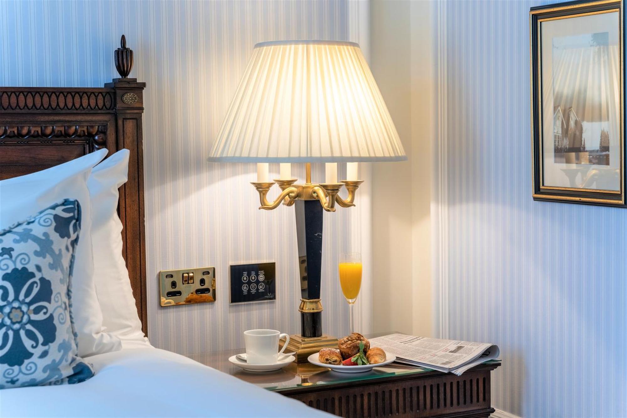 Powerscourt Hotel, Autograph Collection Енніскеррі Екстер'єр фото A table lamp