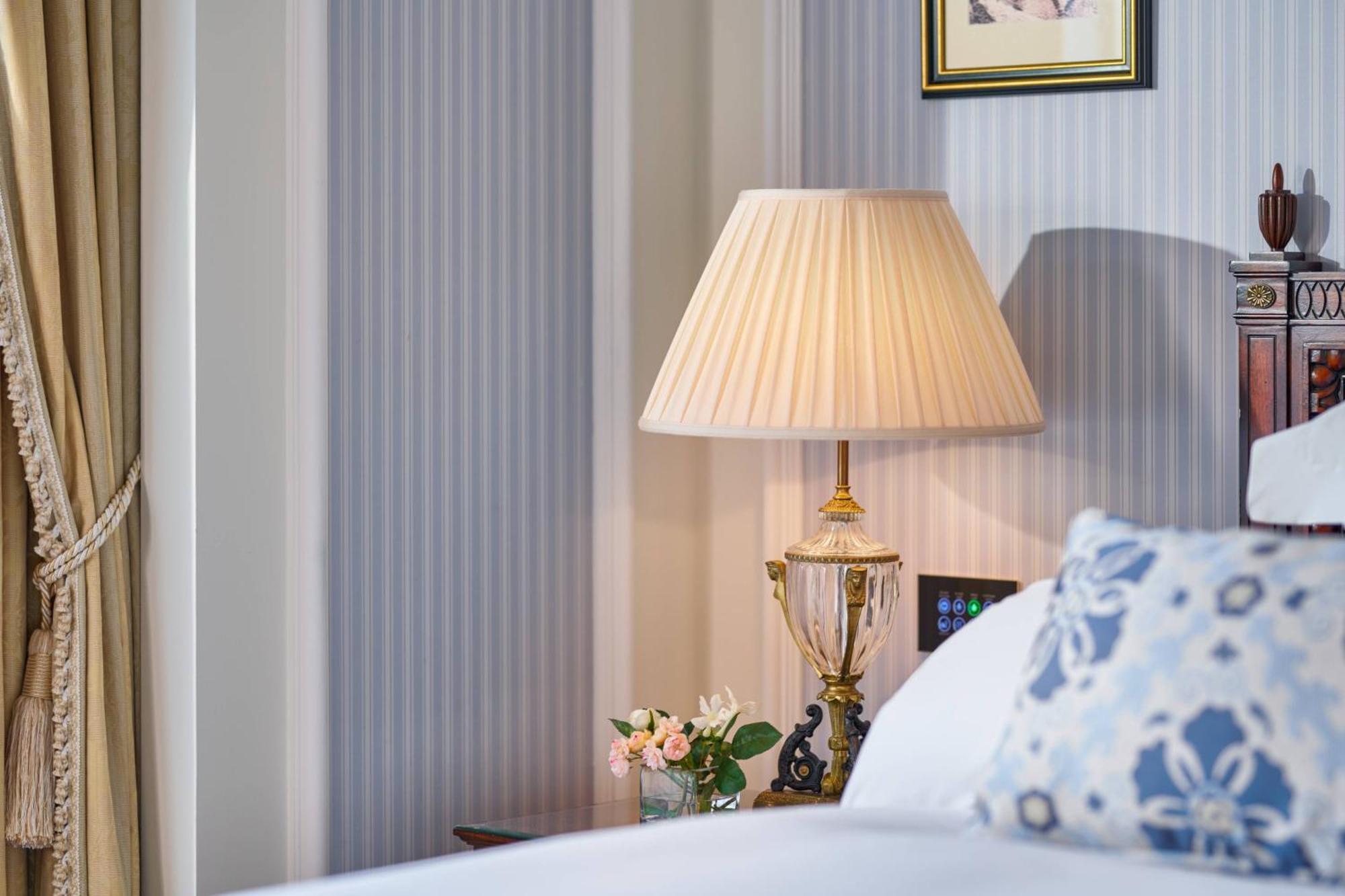 Powerscourt Hotel, Autograph Collection Енніскеррі Екстер'єр фото A pleated lampshade