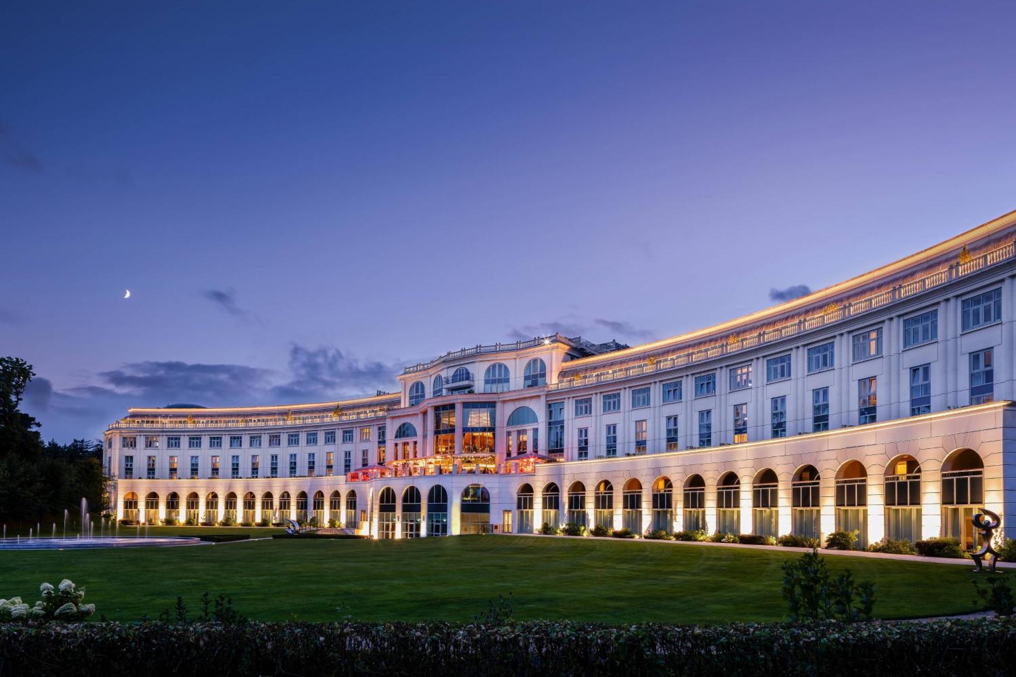 Powerscourt Hotel, Autograph Collection Енніскеррі Екстер'єр фото The hotel at night