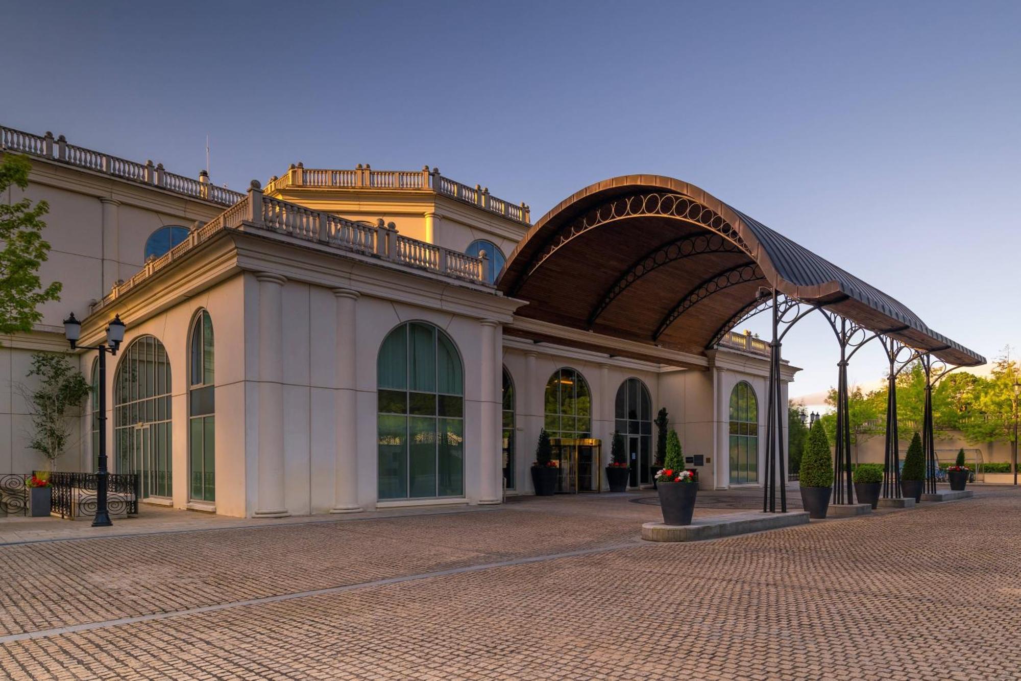 Powerscourt Hotel, Autograph Collection Енніскеррі Екстер'єр фото The entrance of the hotel